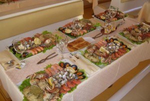 mariscadas a bordo de un catamaran- cena de despedida